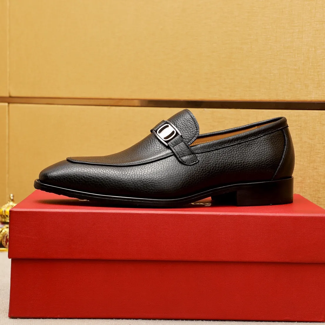 Men's shoes 💰460 💐 Product trademark: Ferragamo "Ferragamo" casual leather shoes Regular size: 38-44 (45.46🉑️customized) Product materials: Selected imported first-layer pebbled cowhide leather upper + luxury hardware buckle, imported water-dyed cowhide leather lining. Strong three-dimensional visual effect, original outsole color: 2 colors available